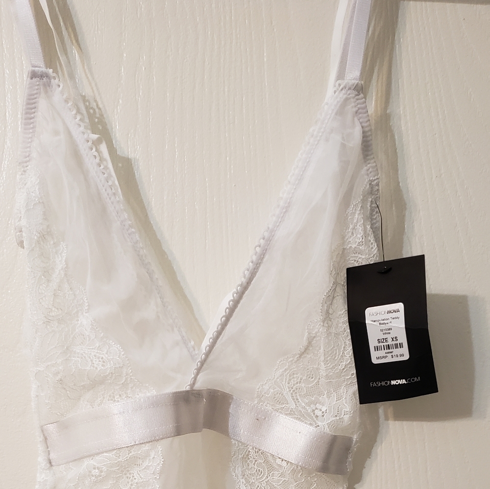 White lace bodysuit, nwt xs